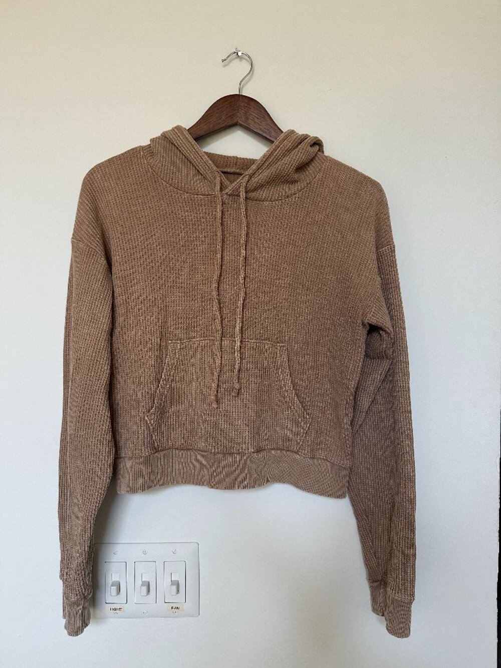 American Eagle Cropped Long Sleeve Tee in Tan Size Small
